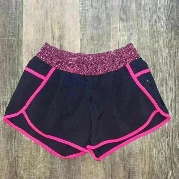 Lululemon tracker short size 6 - Picture 2 of 7